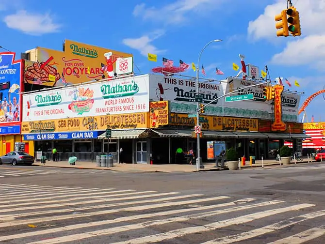 Was kann man auf Coney Island machen - Nathan's Hot Dog