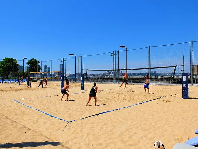 Was kann man in TriBeCa machen - Beachvolleyball