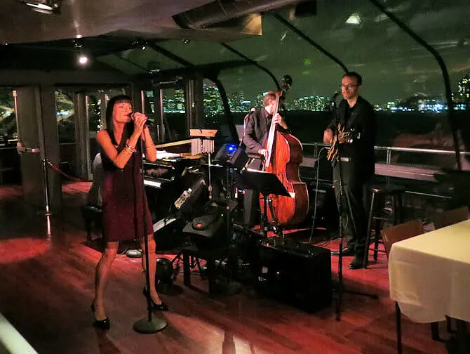 Bateaux Bootstour mit Abendessen in New York - Livemusik