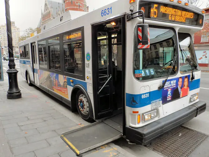 Tipps für Menschen mit Behinderung in New York - Barrierefreier Eingang im Bus