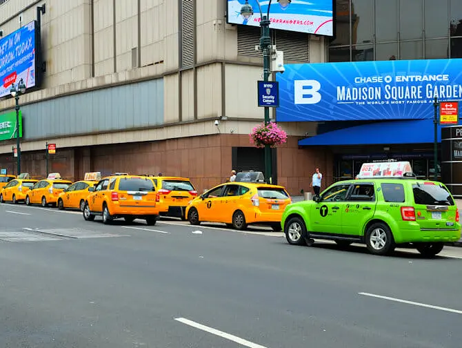 New York Taxis - Limonen-grünes Taxi neben gelben Taxis