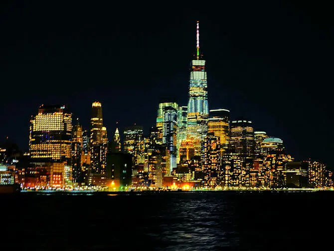 Abendliche Bootstour mit Büfett in New York (2,5 Stunden)