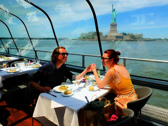 Valentinstag Bootstouren mit Abendessen in New York - Freiheitsstatue