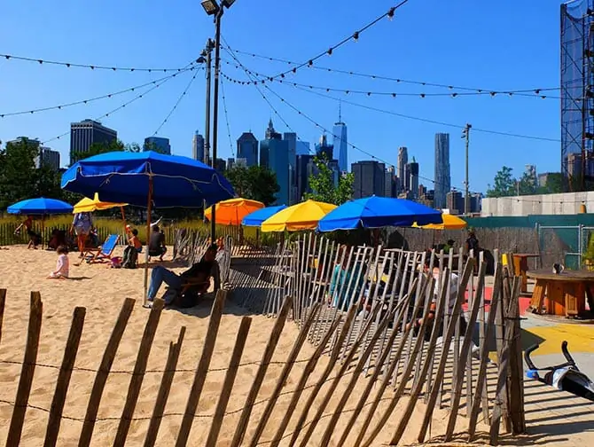 Freibad im Brooklyn Bridge Park in New York