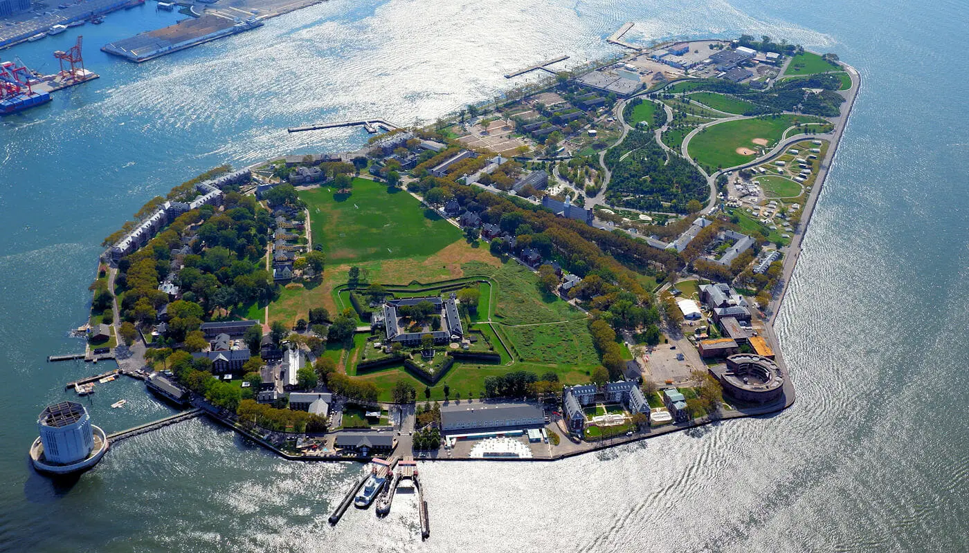Was kann man auf Governors Island machen - Luftaufnahme