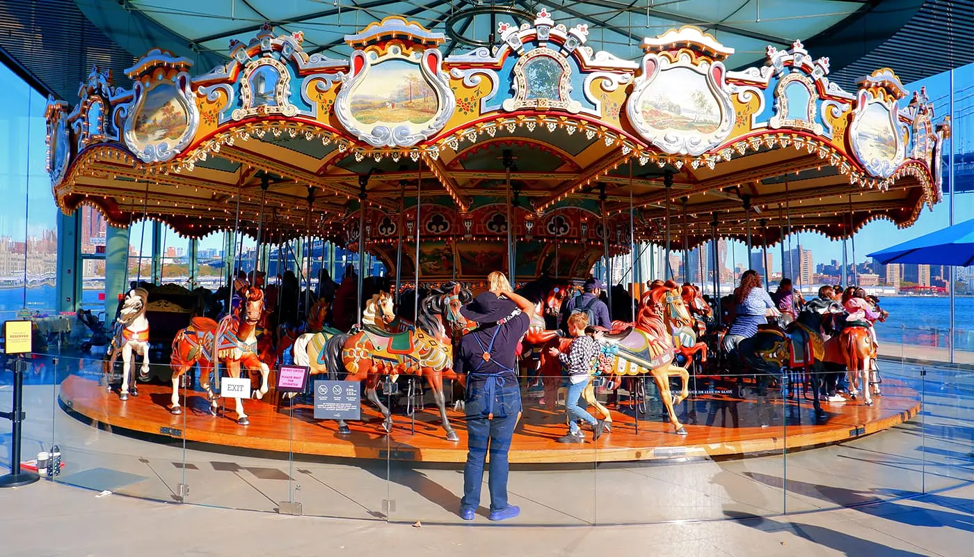 Janes Carousel in Brooklyn - Das Karussell