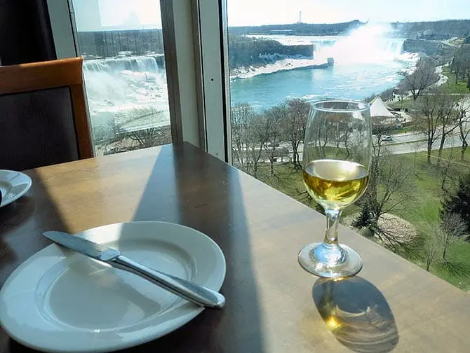 Tagesausflug von New York zu den Niagarafällen mit dem Flugzeug - Mittagessen bei den Niagara Fällen