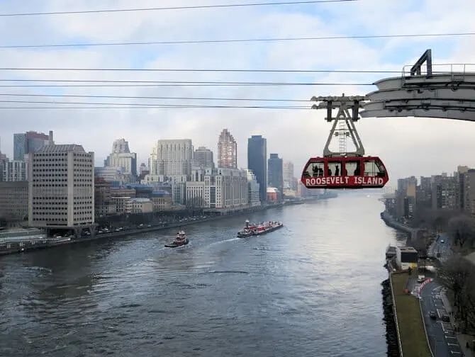 Roosevelt tram von Queens Boro Bridge in New York