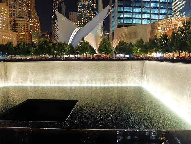 9/11 Memorial am Ground Zero - Bei Nacht