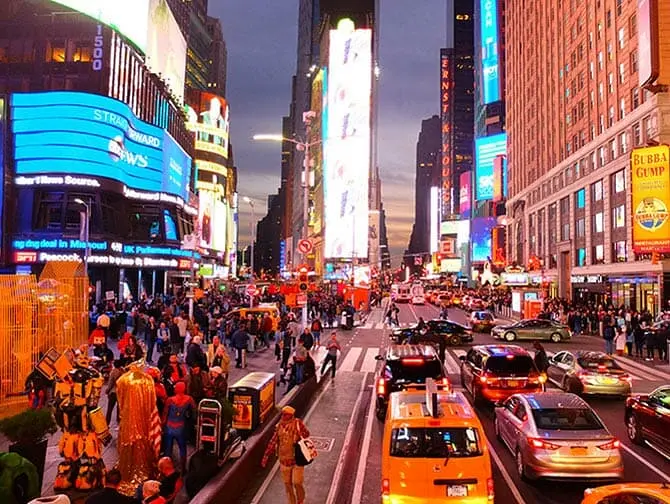 Big Bus in New York - Times Square bei Nacht
