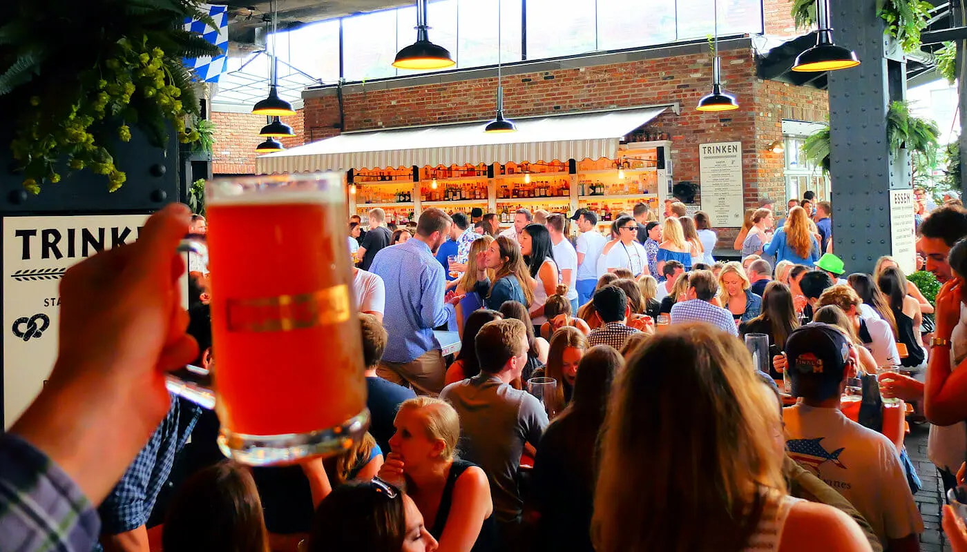 Biergärten in New York - The Standard Biergarten innen