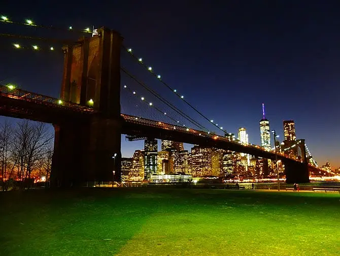 Parks in New York - Brooklyn Bridge bei Nacht