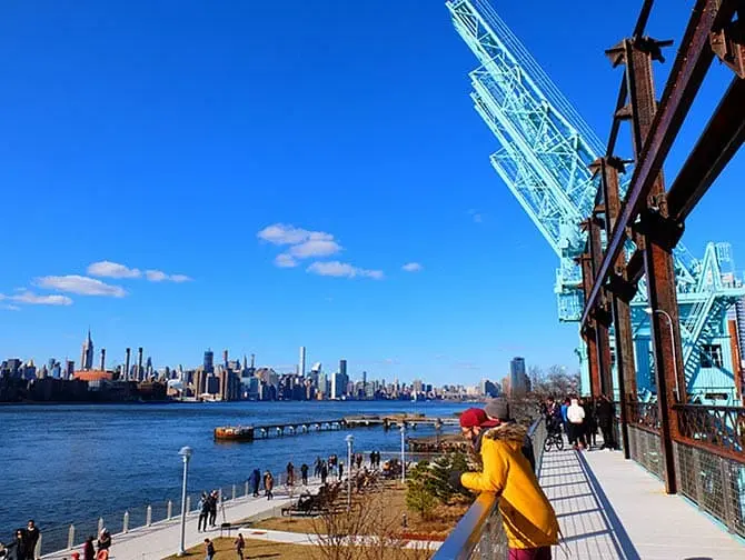 Parks in New York - Erhöhter Weg im Domino Park