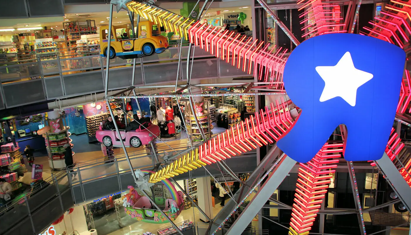 Riesenrad im Toys R us in New York