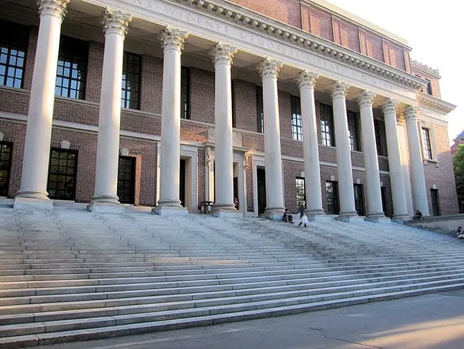 Tagesausflug von New York nach Boston mit dem Bus - Harry Elkins Widener Memorial Bibliothek
