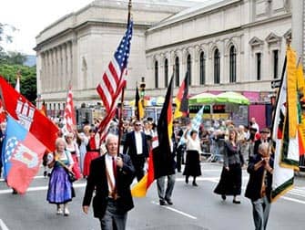 Die German-American Steuben-Parade in New York - Flaggen
