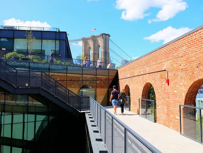 Brooklyn Bridge Park in New York - Empire Stores Dach