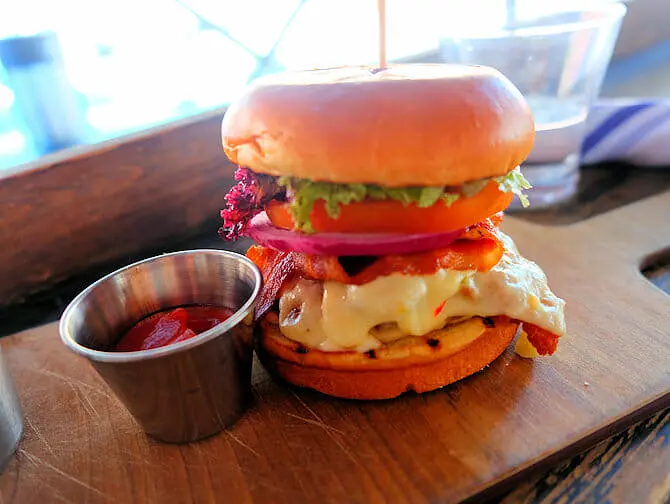 Mit Kindern essen gehen in NYC - Burger bei Fridays