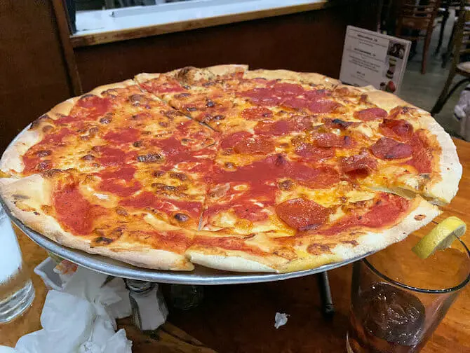 Mit Kindern in NYC essen gehen - Pizza bei John's Pizza