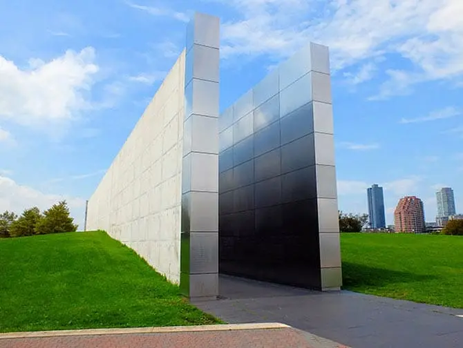 Empty Sky Memorial in New Jersey - Seitenansicht