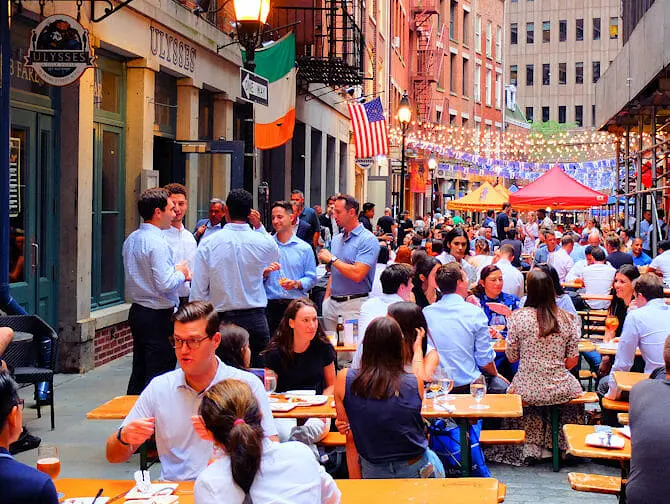 Essen gehen in der Stone Street in New York