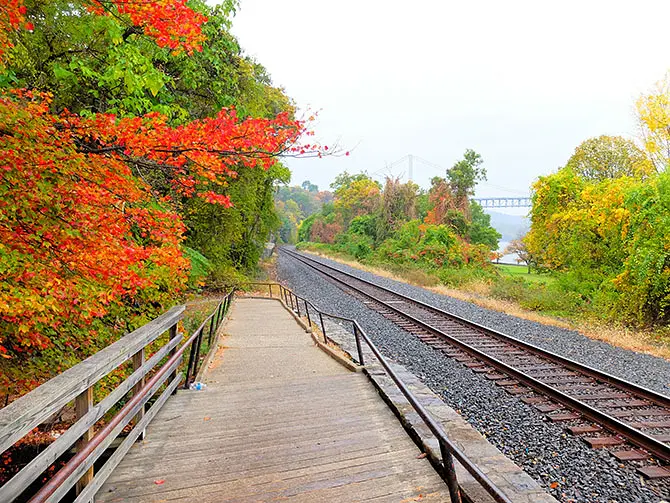 Tagesausflug zum Bear Mountain im Bundesstaat New York - Bahngleis