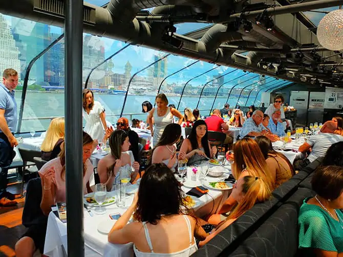 Bateaux Bootstour mit Mittagessen in New York - Mittagessen