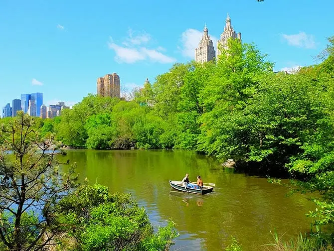 Ruderbootverleih im Central Park - Pärchen beim Rudern