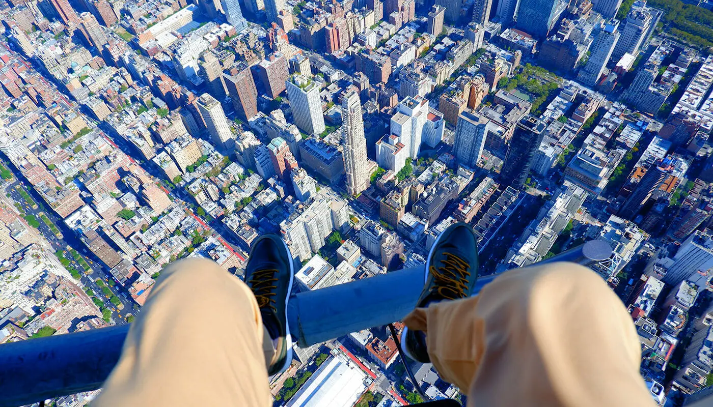 Helikopter-Rundflug ohne Türen in New York - Schuh Selfie