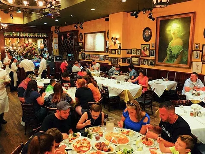 Carmine’s Familienrestaurant in New York - Abendessen