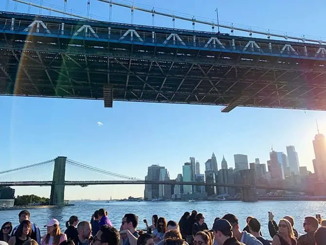 Happy Hour Bootstour in New York - Auf dem East River