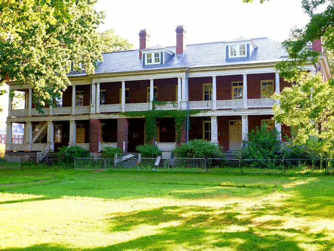 Was kann man auf Governors Island machen - Gebäude