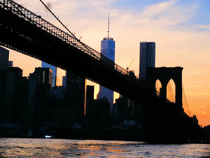 Bootstour in der Dämmerung Brooklyn Bridge