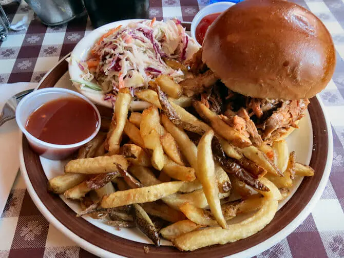 Typisch Amerikanisches Essen in New York - BBQ