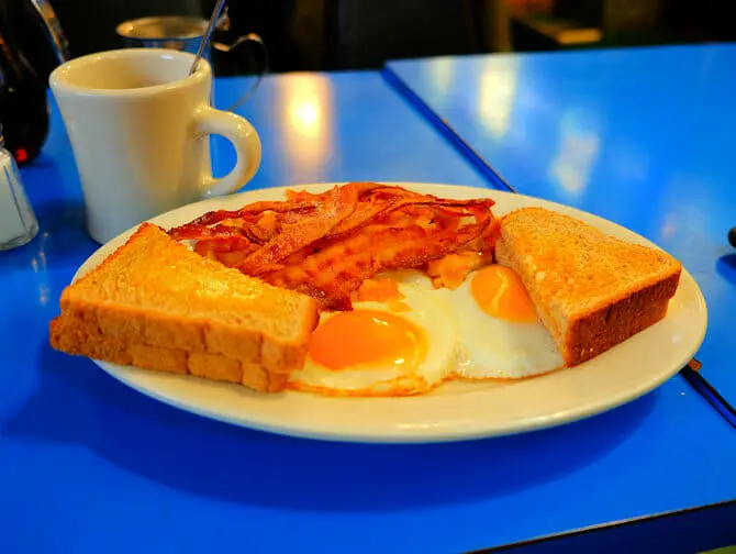 Typisch Amerikanisches Essen in New York - Sunny side up