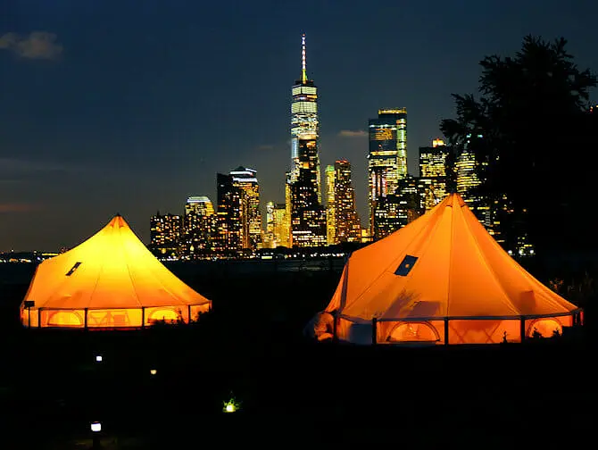Was kann man auf Governors Island machen- Zelte bei Nacht
