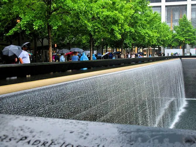 Regen in New York - Besucher am 9/11 Memorial