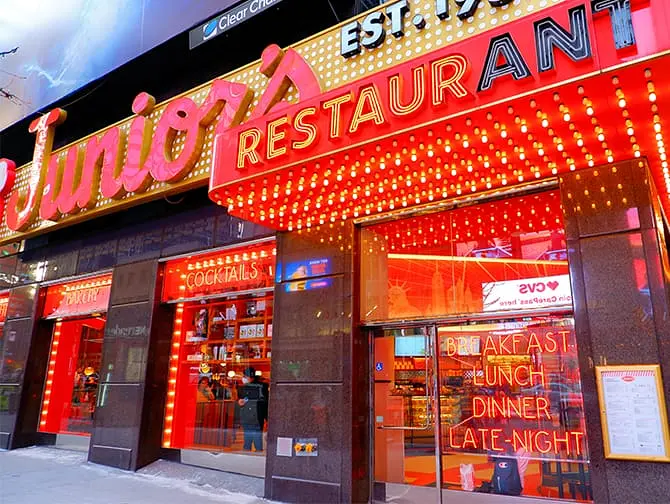 Der beste K&auml;sekuchen in New York - Juniors Restaurant