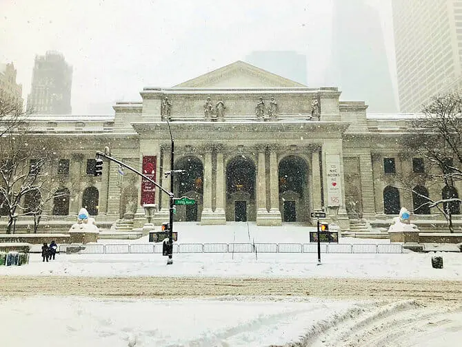 Schnee in New York - Gebäude