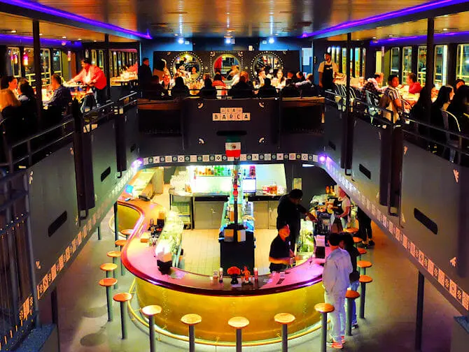 Hudson River Dinner Cruise in New York - Innen