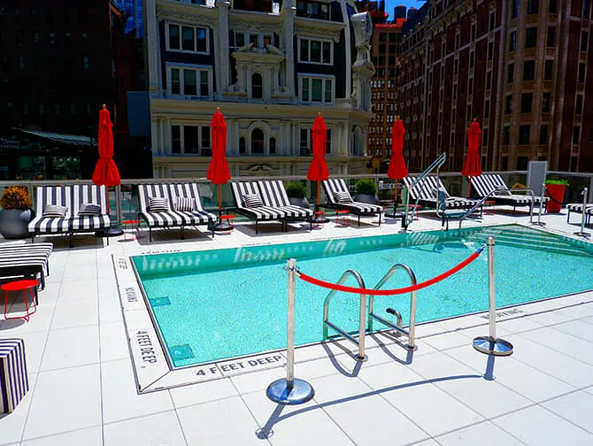 Swimming in New York - Hotel Bad