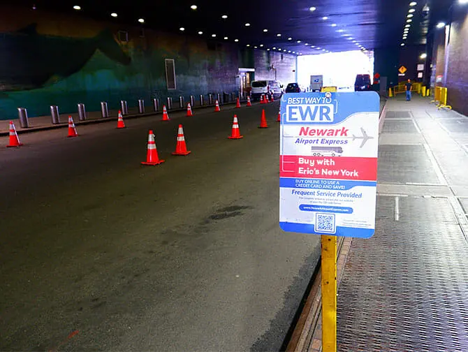 Manhattan nach Newark Airport transfer - Gro&szlig;er Shuttle Bus