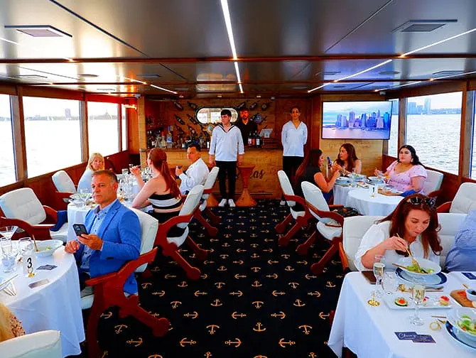 Bootstour mit Abendessen in New York (3 Stunden) - Boot