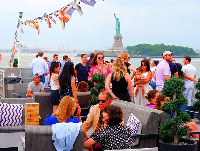 Abendliche Bootstour mit Büfett in New York (2,5 Stunden) - Draußen