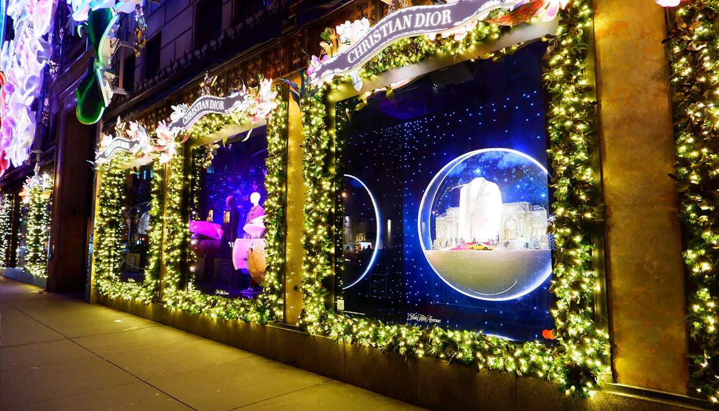 Weihnachtszeit in New York -Dekorierte Schaufenster