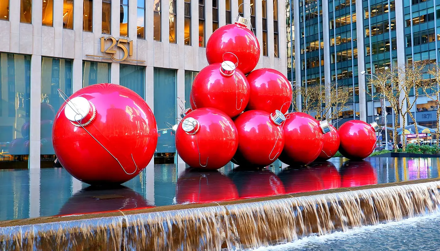 Tagesplanung für Weihnachtszeit in New York - Dekorationen auf der 6th Avenue
