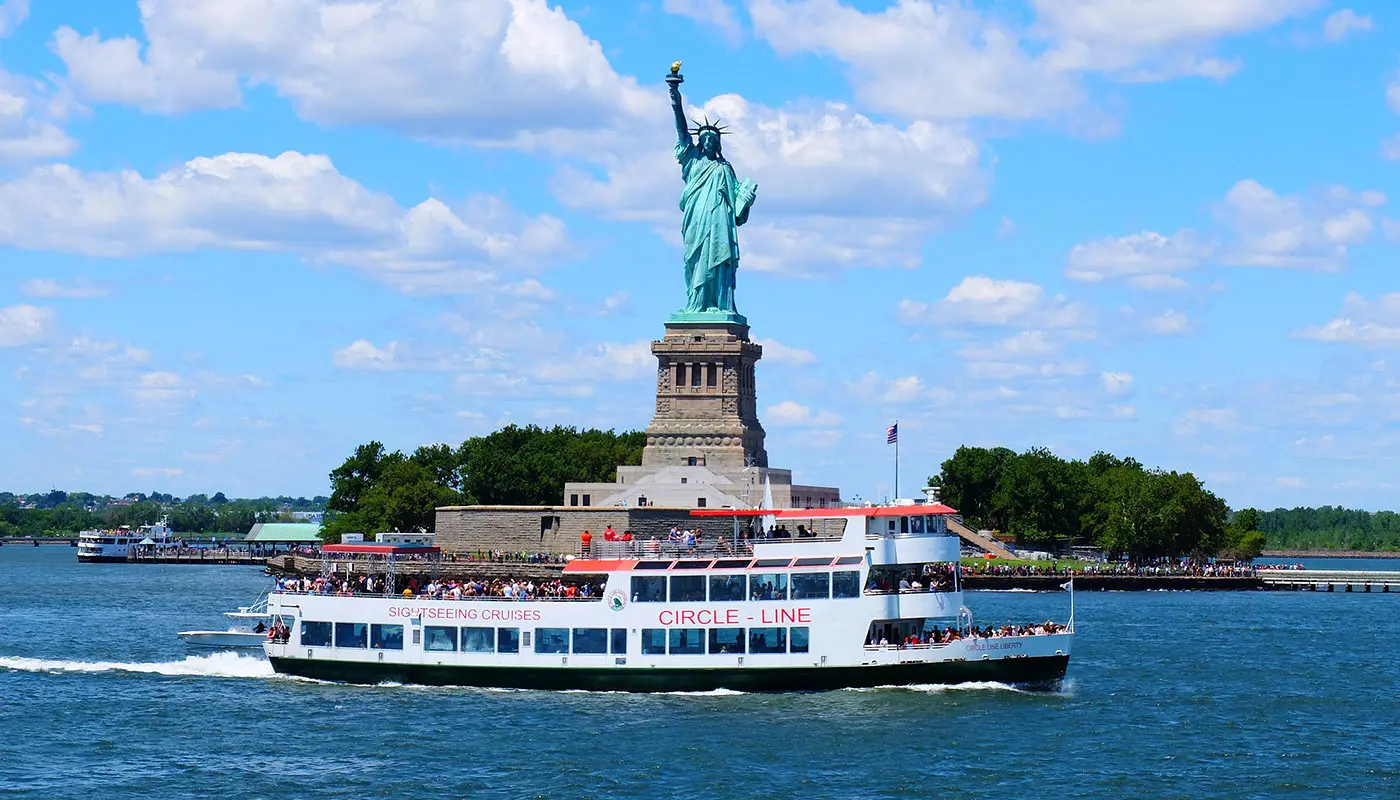 4 Tage New York Tagesplanung - Machen Sie eine Sightseeing-Bootstour, um die Freiheitsstatue aus nächster Nähe zu sehen