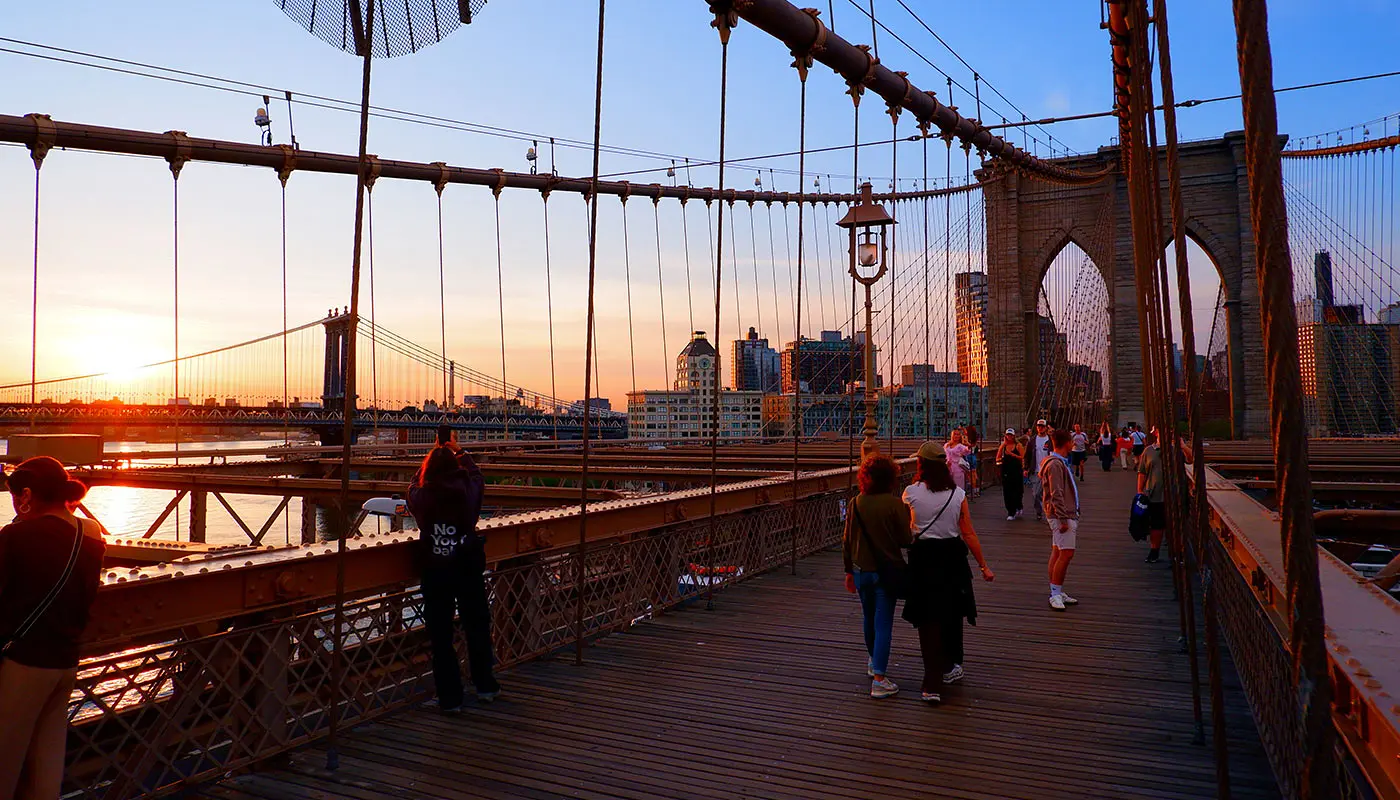 New York 6-Tage-Reiseroute – Die Brooklyn Bridge bei Sonnenaufgang zu Fuß überqueren