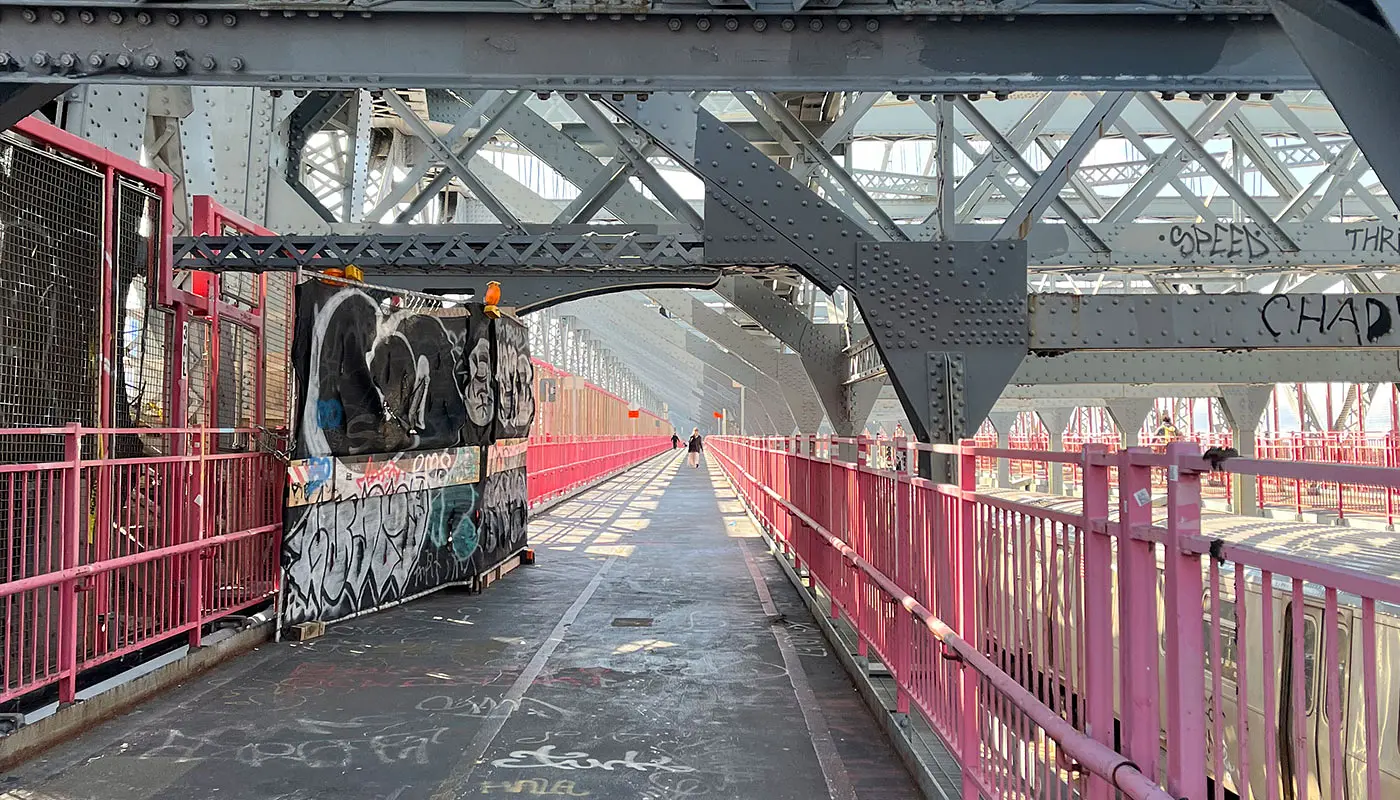 Williamsburg Bridge in New York - Überquerung der Williamsburg Bridge